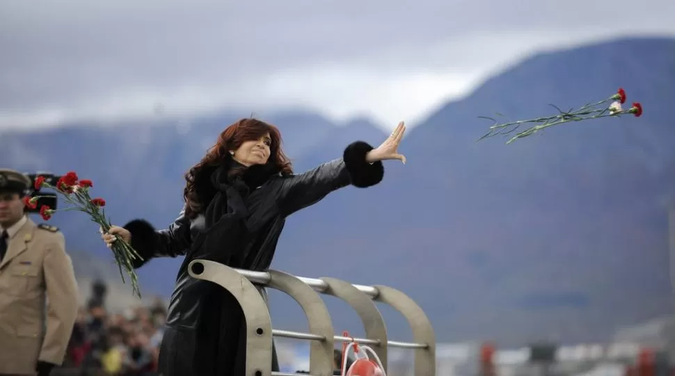 NO LOS OLVIDAREMOS. La Presidenta arrojó un ramo de flores al Canal del Beagle, en honor a todos los argentinos caídos en la guerra de Malvinas de 1982. REUTERS  