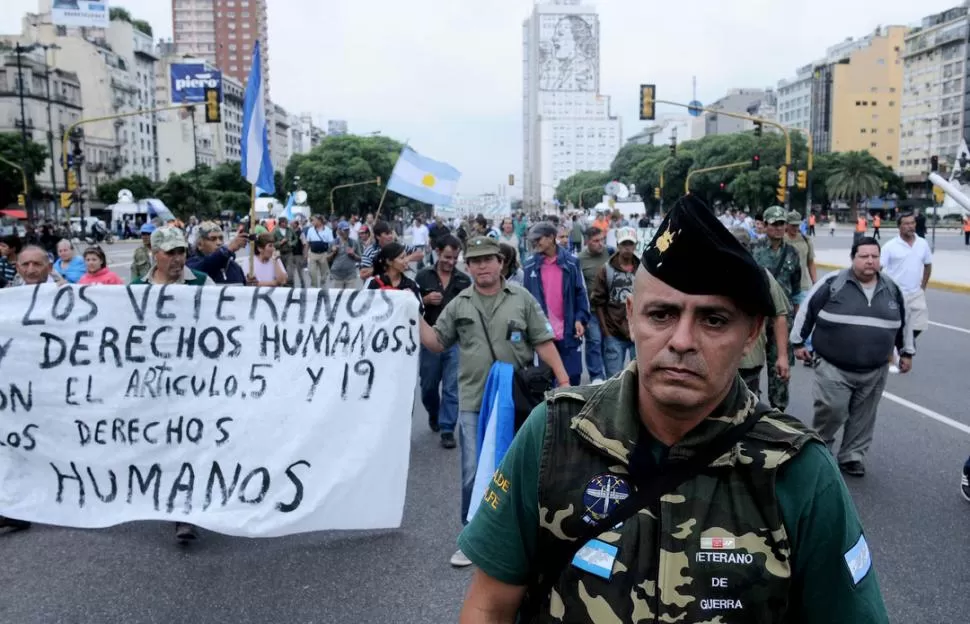 POSTAL REPETIDA. Los veteranos de guerra se muestran con frecuencia por calles porteñas, en reclamo de pensiones, reconocimiento o alguna ayuda estatal. DYN