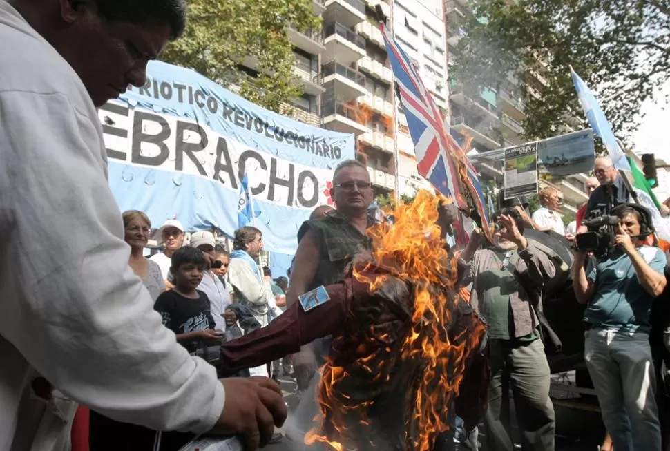 GRUPO RADICAL. Quebracho encabezÓ la protesta. DyN