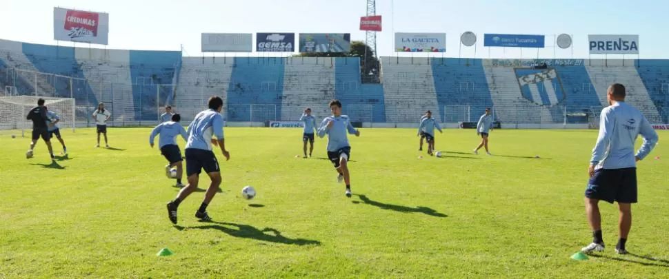 EQUIPO BASE. Llop ya tendría definido los posible once para recibir el sábado a Quilmes. LA GACETA / ARCHIVO