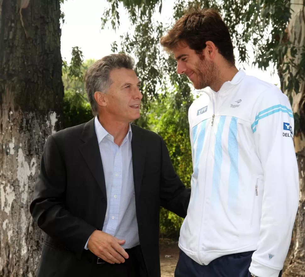 MANO A MANO. Macri fue a visitar a Del Potro y lo elogió por su tenis, pero también por sus dotes para el fútbol. NA