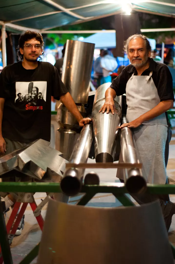 EN PLENA TAREA. Rodríguez (a la derecha) trabajó frente al público. GENTILEZA CECILIA CASENAVE