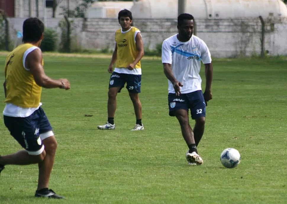 ESTÁ LISTO. Jairo piensa en derrumbar el cero de Quilmes a puro gol. LA GACETA / FOTO DE EZEQUIEL LAZARTE