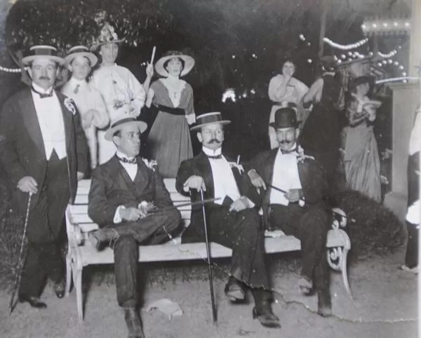 EN TODA OCASION. En 1913, el gobernador Ernesto Padilla y su ministro Gustavo Silvetti, sentados, con chaleco blanco y bastón. De pie, Ramón Paz Posse, también con su bastón.  LA GACETA / ARCHIVO 