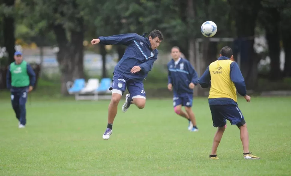 CON TODO EL CORAZÓN. Miltón Zárate, que jugará de doble cinco con Iuvalé, cabecea una pelota durante la práctica que realizaron los decanos. LA GACETA / FOTO DE FRANCO VERA
