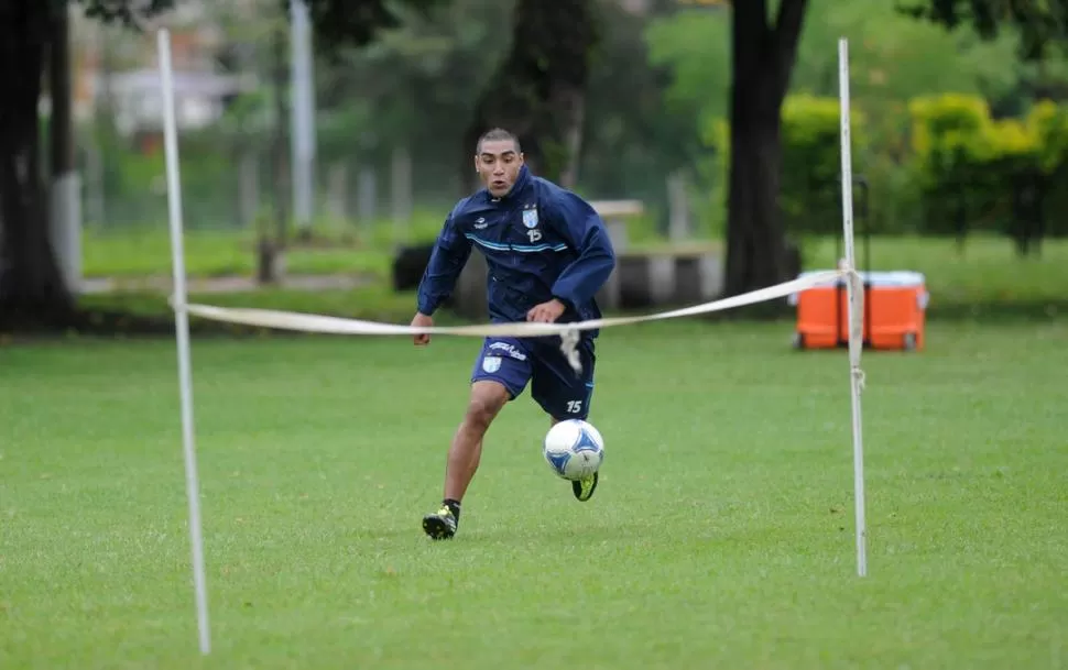 PROMETE FUEGO. Espinoza es de los que mete pierna fuerte cuando hay que hacerlo y juega cuando los espacios aparecen. Será su tercer partido seguido de titular en la B Nacional. 