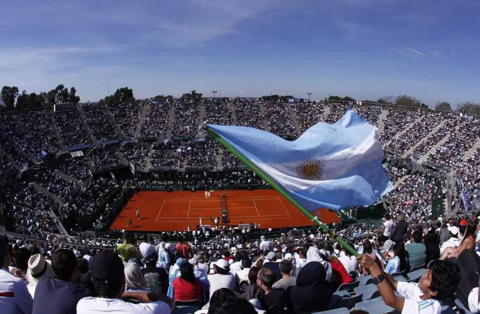 LLENO. Más de 14.000 personas alentaron al equipo en el Parque Roca. REUTERS