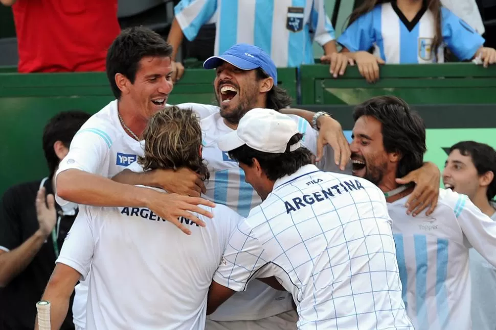 ALEGRIA CONTENIDA. El equipo argentino festejó a lo grande la victoria en dobles frente a Croacia. TELAM