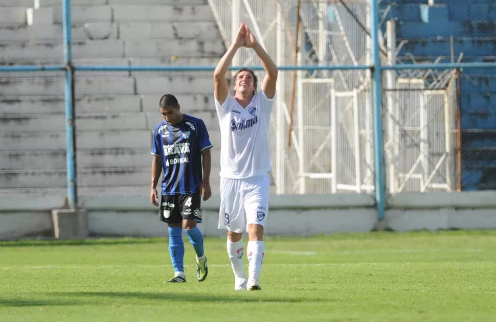  LAS DOS CARAS. Facundo Diz celebra el tanto que marcó; Alejandro Espinoza camina con la cabeza baja. LA GACETA / FOTO DE FRANCO VERA 