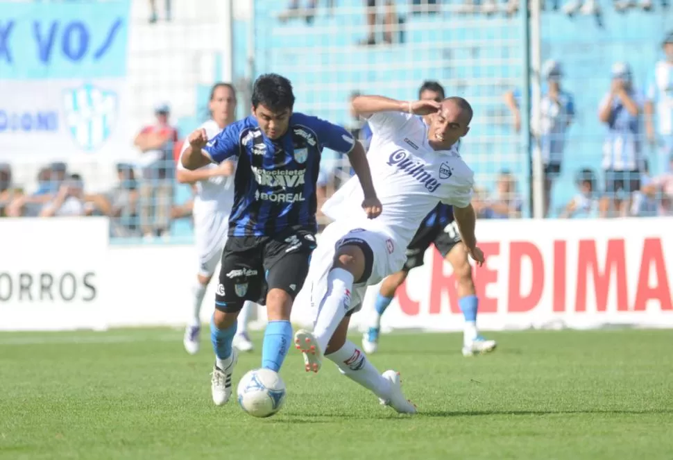 ALGO HIZO. Salvatierra fue de lo mejorcito en Atlético. Asistió a Castillo y después tuvo una que definió mal. LA GACETA / FOTO DE FRANCO VERA