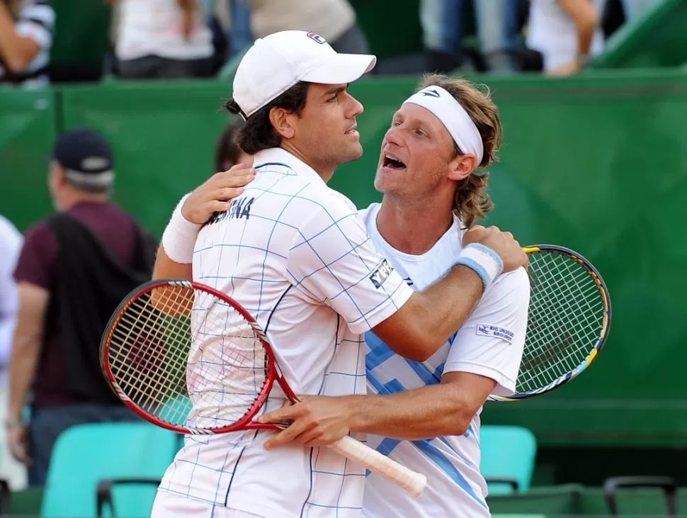 DESAHOGO. Nalbandian abraza a Schwank luego del último punto de un partido que duró casi cinco horas. TéLAM