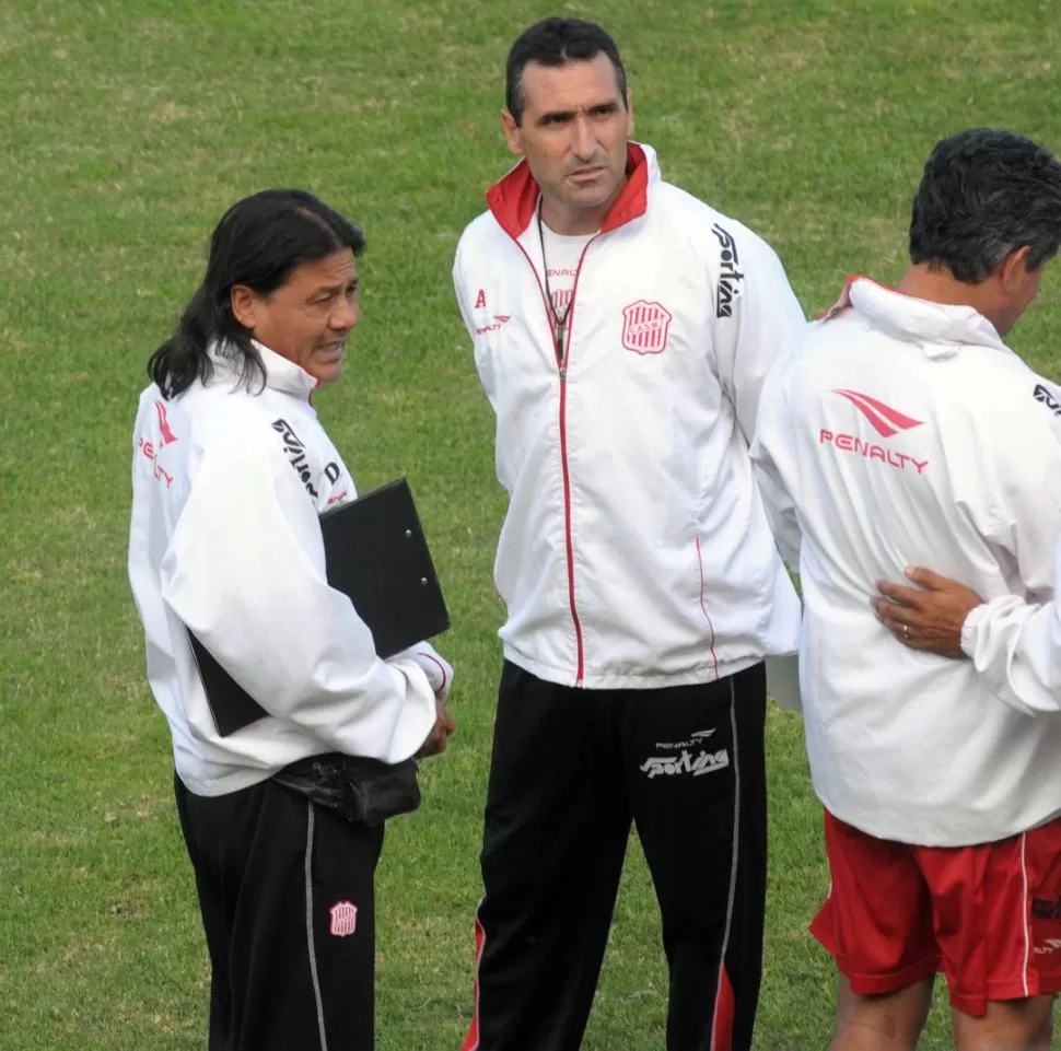 DIÁLOGO. Ricardo Solbes reconoció que luego de las prácticas se queda conversando con el Tigre Amaya. LA GACETA / FOTO DE HéCTOR PERALTA
