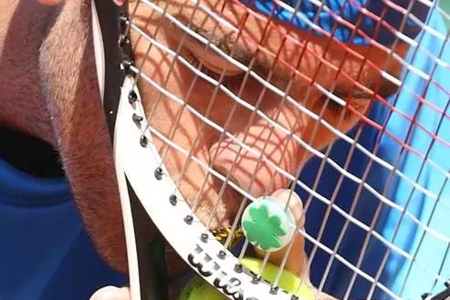 UN BESO ALADO. El tandilense despide a la pequeña amiga. FOTO TOMADA DE DAVISCUP.COM/Fotógrafo Sergio Llamera