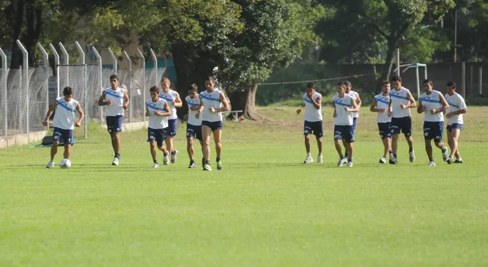 EN MARCHA. Mosset (10) corre a la par de futbolistas nacidos en el club, que esperan su chance para mostrarse.  LA GACETA / FOTO DE ANTONIO FERRONI