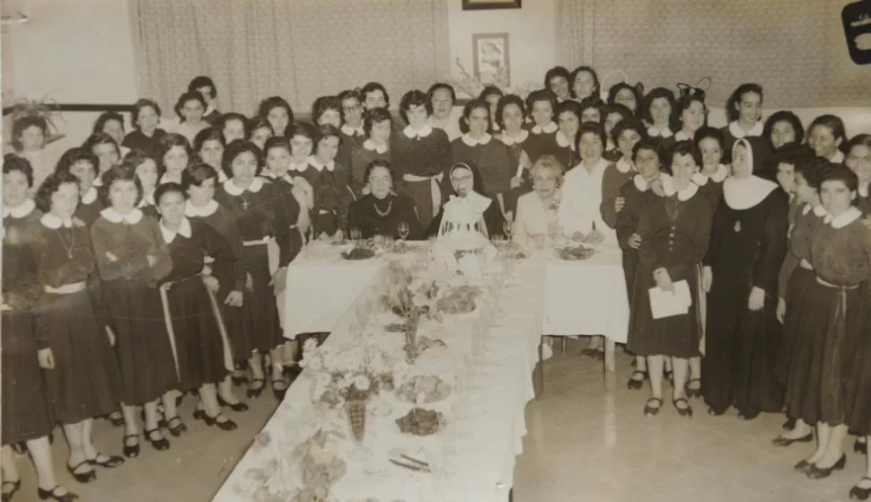 SOLO MUJERES Y MUY FORMALES. Fiesta del año 1958, cuando todas las religiosas aún llevaban hábito. LA GACETA / FOTOS DE INES QUINTEROS ORIO - ARCHIVO LA GACETA 