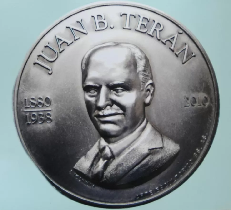 JUAN B. TERÁN. Medalla acuñada por la Academia Nacional de la Historia, en homenaje a su miembro de número. LA GACETA / ARCHIVO 