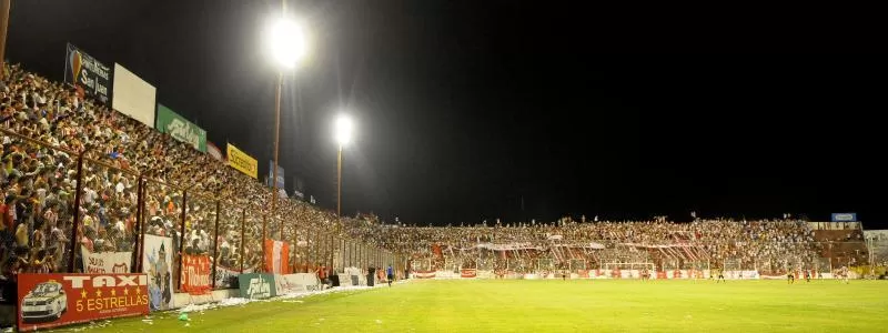 ROJO Y BLANCO. La Ciudadela sólo tendrá hinchas santos el domingo en el regreso del equipo luego de quedar libre. LA GACETA / ARCHIVO