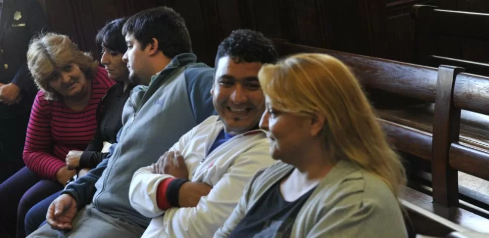 UN MAL DIA. Los hermanos Gómez y su madre resultaron salpicados por las fuertes declaraciones de la testigo Andrea R. LA GACETA / FOTO DE JORGE OLMOS SGROSSO