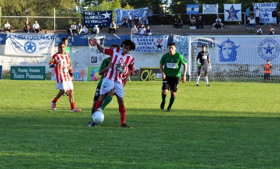 VIO LA ROJA. Lucas Oviedo fue expulsado contra Unión de Mar del Plata. FOTO DE ALEJANDRO CASAMAYOU (ESPECIAL PARA LA GACETA)