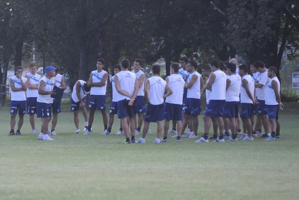 A ESCUCHAR. Llop les habla a sus dirigidos, que piensan en la Copa y en el duelo con Merlo, el domingo, a las 13. LA GACETA / FOTO DE ANTONIO FERRONI