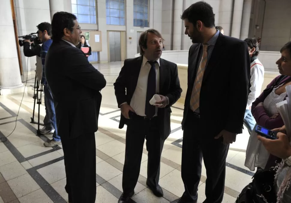 CHARLA. Carlos Varela, Carlos Garmendia y José D'Antona, en una pausa. LA GACETA / FOTO DE JORGE OLMOS SGROSSO