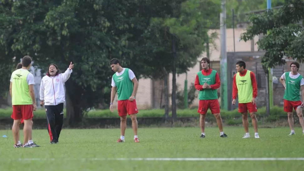 INSTRUCCIONES. El técnico Miguel Amaya maneja algunas alternativas en la conformación del equipo titular. LA GACETA / FOTO DE FRANCO VERA
