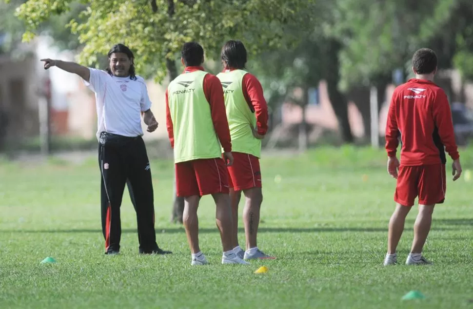 INSTRUCCIONES. Amaya realizó trabajo táctico y espera poder parar mañana el equipo. ARCHIVO LA GACETA / FOTO DE FRANCO VERA