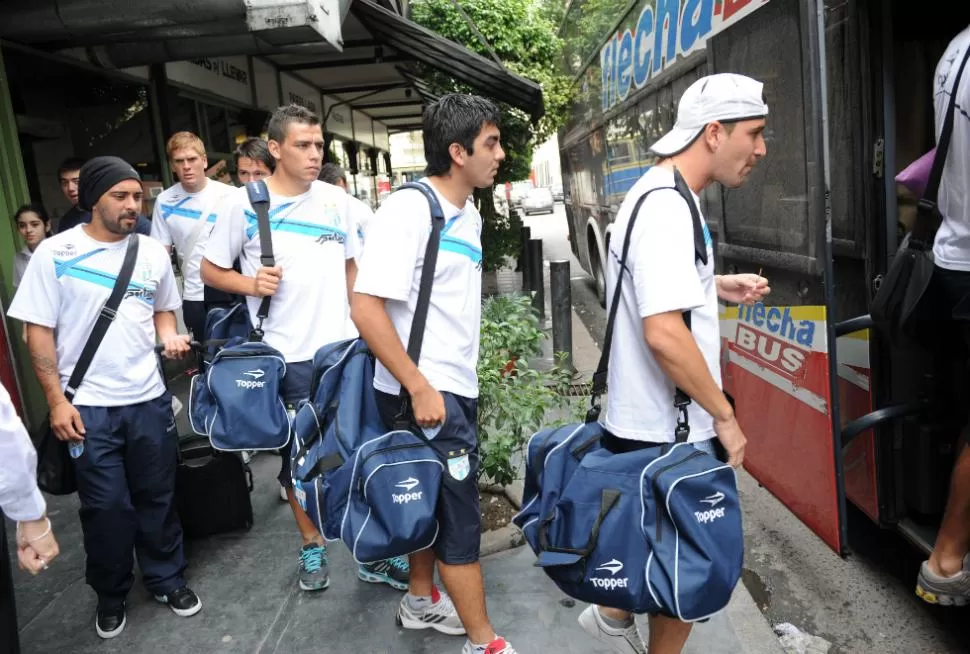 DE VIAJE. Los jugadores y el cuerpo técnico partieron con optimismo hacia su nuevo reto. LA GACETA / FOTO DE FRANCO VERA