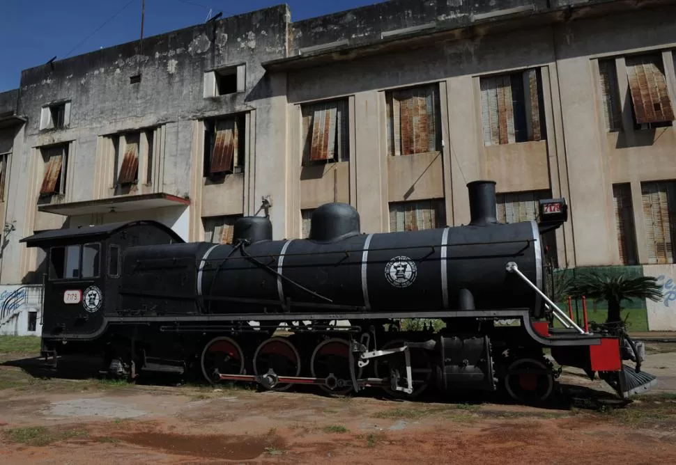 RESTAURADA. Una de las viejas locomotoras que habitaban los talleres fue arreglada en 2010 para su exhibición. LA GACETA / FOTOS DE FRANCO VERA 
