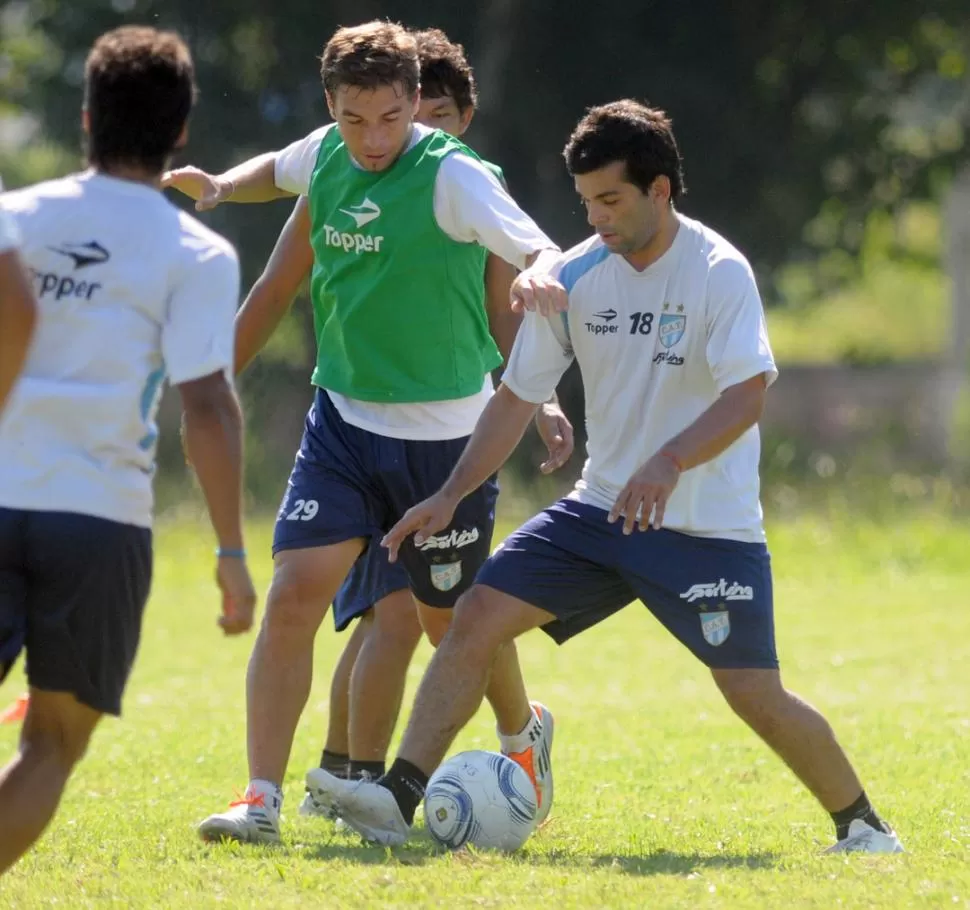 CASTIGO. El paraguayo Fabio Ramos (18) fue víctima de los irracionales. LA GACETA / FOTO DE JUAN PABLO SáNCHEZ NOLI