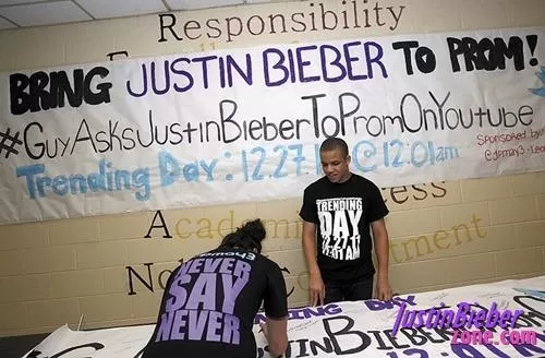 APOYO. Compañeros y maestros de Leon firmaron una bandera buscando que el joven cumpla su cometido. FOTO TOMADA DE JUSTINBIEBERZONE.COM