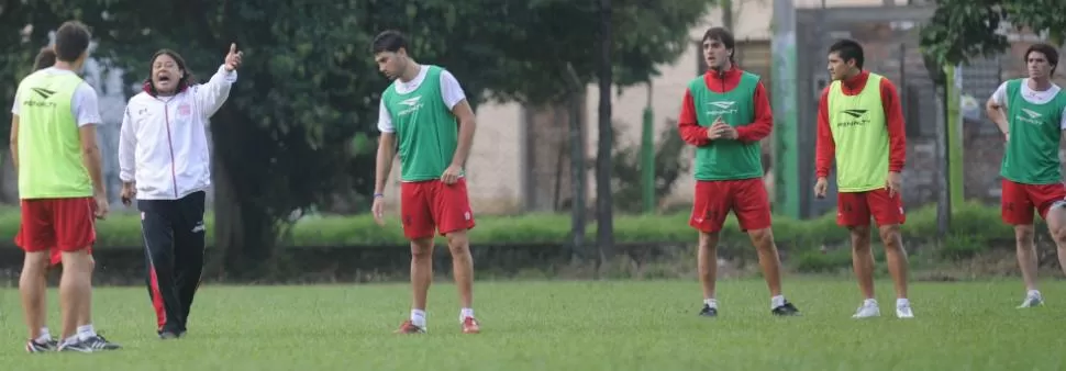 LA DEFENSA. El entrenador marca pautas de trabajo ante la mirada de Brun, Mattiuzzo y Lescano, posible titulares. LA GACETA / FRANCO VERA