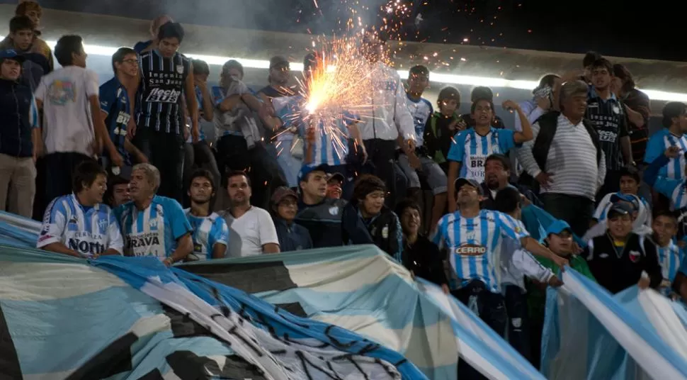 PURA ALEGRIA. Los hinchas festejan el triunfo decano.