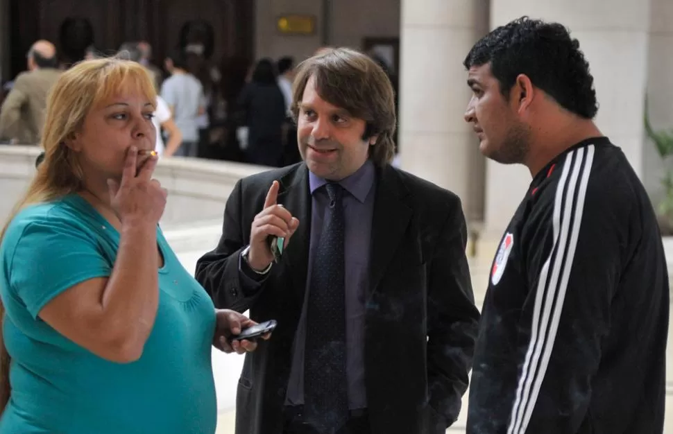 LIMAN ASPEREZAS. El abogado Garmendia, de la querella, dialogó con el imputado Gonzalo Chenguita Gómez, quien -según denunció el letrado-, lo había amenazado. LA GACETA / FOTO DE JORGE OLMOS SGROSSO