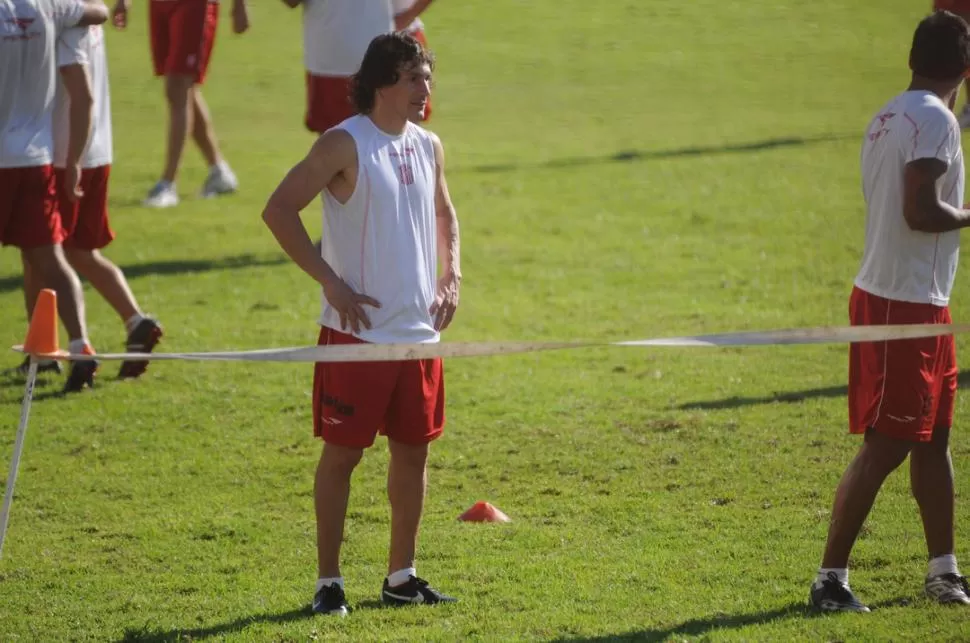 EN DUDA. Lucas Oviedo no participó en la actividad del plantel de San Martín afectado por un estado gripal. LA GACETA / FOTO DE EZEQUIEL LAZARTE