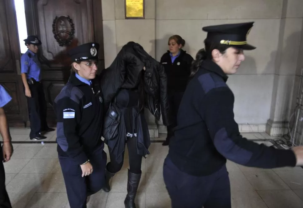 CON CUSTODIA. Dos mujeres policías acompañan a Andrea R., la testigo protegida, que se retira de la sala, al cerrarse la audiencia pasado el mediodía LA GACETA / FOTOS DE JORGE OLMOS SGROSSO 