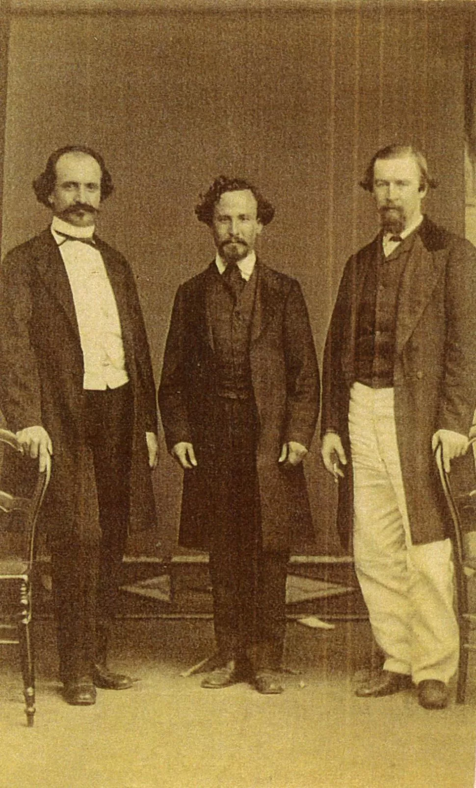 JOSÉ IGNACIO ARÁOZ Y CÓRDOBA. El vicerrector del Nacional, que actuó en el caso Rocha, al centro. Lo flanquean Ruperto Fotheringham, de pantalón blanco, y otro no identificado. LA GACETA/ ARCHIVO.
