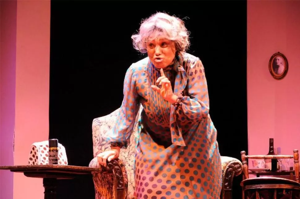 VIEJITA. En la obra, un adolescente intenta robar en la casa de una anciana. CUESTIONENTRERRIANA.COM.AR