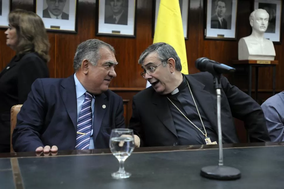 CORDIALIDAD. En la sala del Consejo Superior de la UNT, el rector Cerisola dialoga con monseñor Zecca. LA GACETA / FOTO DE ANALIA JARAMILLO 