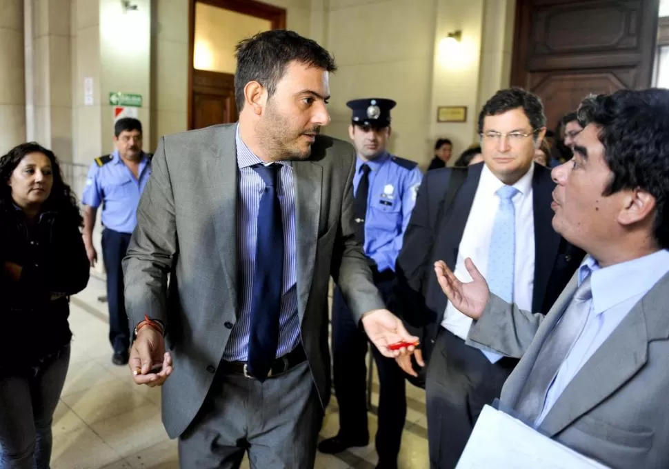 TENSIÓN. En una pausa de la audiencia, los abogados José D'Antona (izquierda) y Jorge Cáceres tratan de aclarar el cruce que protagonizaron en la sala. LA GACETA / FOTOS DE JORGE OLMOS SGROSSO