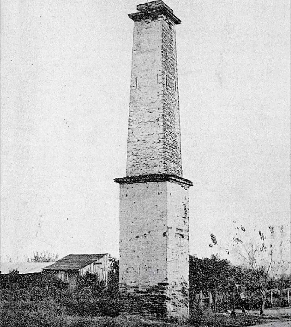 CHIMENEA DEL INGENIO. Hasta mediados de la década de 1960, se alzaba en San Lorenzo y Baltazar Aguirre. Un dìa fue silenciosamente tirada abajo. LA GACETA / ARCHIVO 