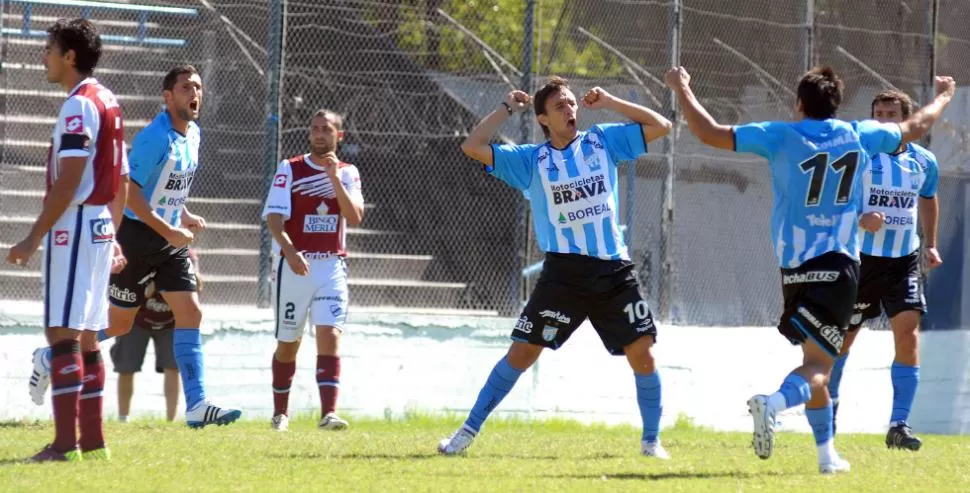 GRITO. El volante Diego Barrado celebra el primer gol de los decanos en la cancha de Almagro. TELAM