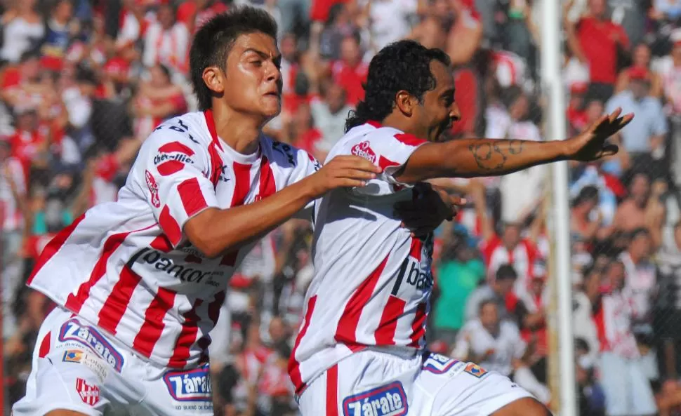 QUIEREN SOÑAR. Encina es corrido por Dybala en la celebración del gol de la victoria de Instituto. TELAM