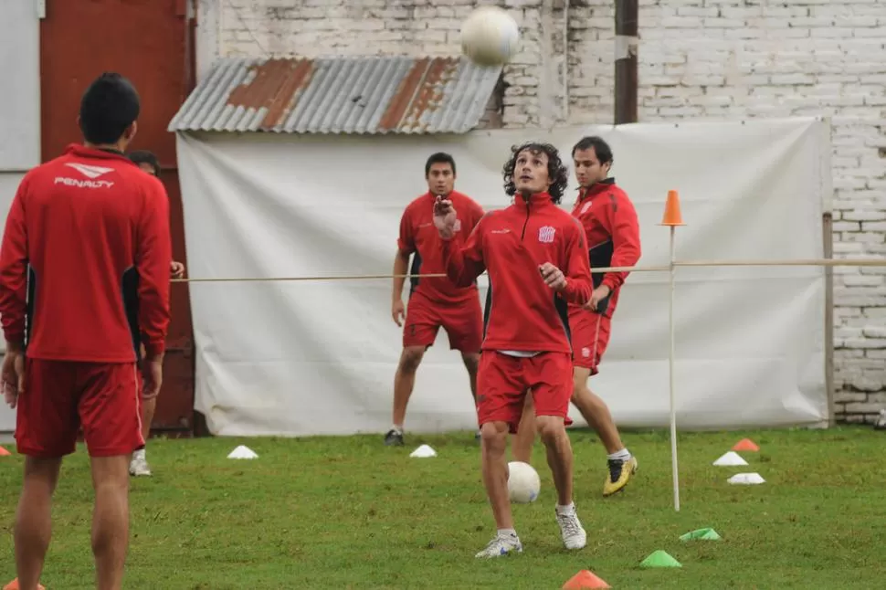 CONCENTRACIÓN. Lucas Oviedo es uno de los jugadores más experimentados del santo, que hoy necesita los tres puntos para seguir con chances. LA GACETA / FOTO DE ANALíA JARAMILLO