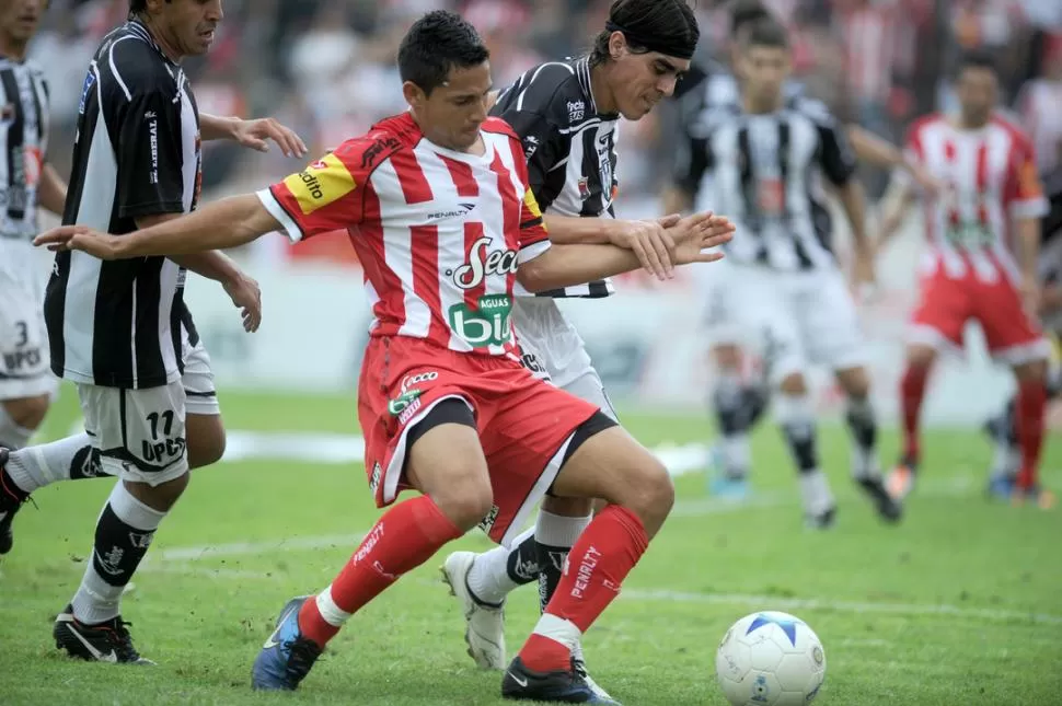 LUCHA CUERPO A CUERPO. Diego Núñez y Pereyra pelean por la posición de la pelota, mientras que Albarracín sigue bien de cerca la jugada.  LA GACETA / FOTO DE FRANCO VERA