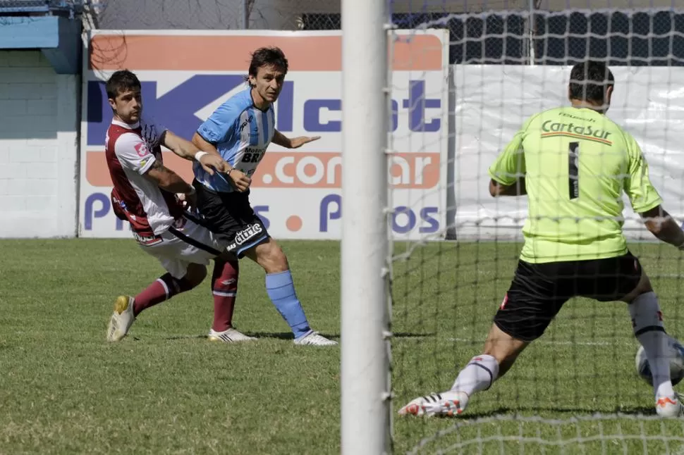 FUE A DONDE DUELE. Barrado ya conectó un cabezazo abajo y perfecto, que no podrá sacar Capogrosso. El Pensador encaminó a Atlético al triunfo. FOTOS DE FEDERICO PERETTI (ESPECIAL PARA LA GACETA)