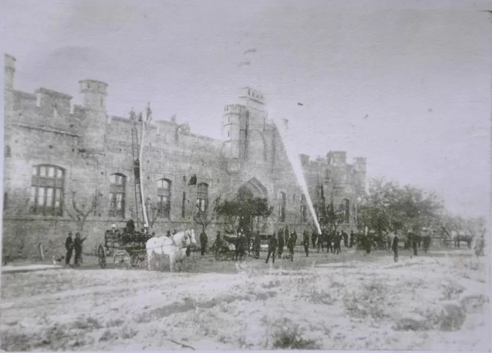 EL CUERPO DE BOMBEROS. Maniobras profesionales realizadas frente a su edificio de Muñecas y España, en una foto de 1914. LA GACETA / ARCHIVO 