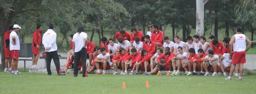 DIALOGO. El cuerpo técnico aprovechó para charlar con sus jugadores, en un alto de la actividad en el predio de Lince. LA GACETA / ANTONIO FERRONI