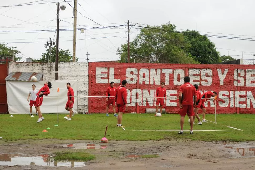 DESTACADOS. Mattiuzzo y Brun (ambos de frente) aprobaron como zagueros centrales frente a los santiagueños. 