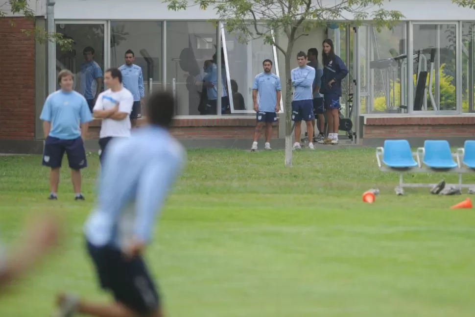 MIRADA ATENTA. Carlos Fondacaro, Sebastián Longo y Santiago Fernández observaron la práctica después de trabajar en el gimnasio. LA GACETA / FRANCO VERA